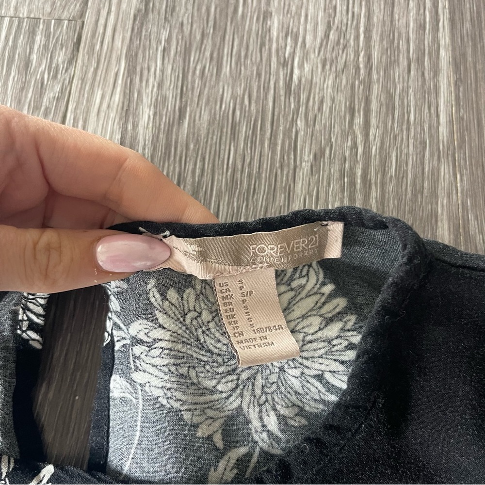 Forever 21 Black Floral Flowy Top | Front Back Slits Size S - Picture 3 of 6